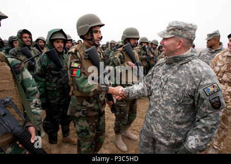 (31 déc. 9, 2009) Le lieutenant général William B. Caldwell, IV, commandant de la Mission de formation de l'OTAN - Afghanistan, droit, répond à l'Afghanistan Des soldats de l'Armée nationale au cours de sa visite du centre de formation militaire de Kaboul, Cheval Noir, Base d'opérations avancée. Ces troupes joueront un rôle dans l'augmentation de capacité de l'ANA. 091209 Banque D'Images