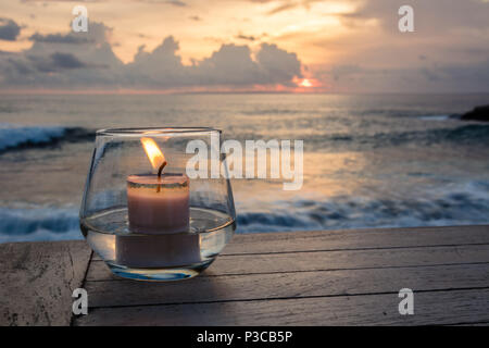 Bougie sur une table à l'ocean view cafe, Sunset Point, Nusa Lembongan, Indonésie Banque D'Images