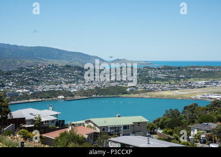 Wellington, Île du Nord, nouveau Zealand-December 14,2016 : Avion sur port avec voiliers, de l'architecture et les montagnes à Wellington, Nouvelle-Zélande Banque D'Images