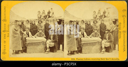 . Les Indiens pawnees recevant leur Gov't rente. Couverture : 1865 ?-1902. Mentions légales Source : 1865 ?-1902.. Article publié le 8-11-2006 numérique ; mis à jour le 5-18-2009. 232 Indiens Pawnees recevant leur Gov't rente, à partir de Robert N. Dennis collection de vues stéréoscopiques Banque D'Images