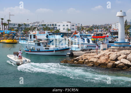 Ayia Napa, Chypre - 12 juin 2018 : Marina Agia Napa, plaisir bateau entre dans le port, les touristes à pied sur l'autre Banque D'Images