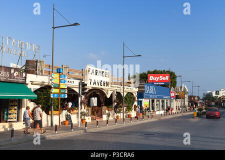 Ayia Napa, Chypre - 13 juin 2018 : Street view d'Agia Napa ville sur la côte sud de l'île de Chypre au soir d'été. Les touristes à pied sur la rue Banque D'Images