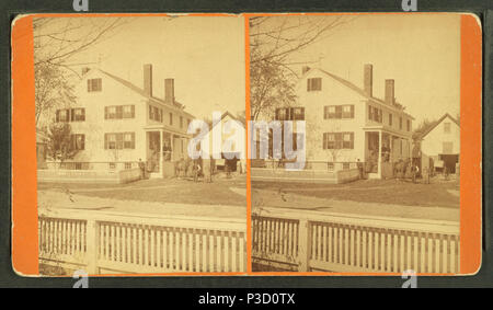234 personnes en face d'une grande maison avec clôture, par D. T. Reed Banque D'Images