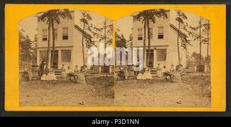 236 Pictured Rocks. (Groupe en face d'un bâtiment de deux étages.), par Emery, A. G Banque D'Images