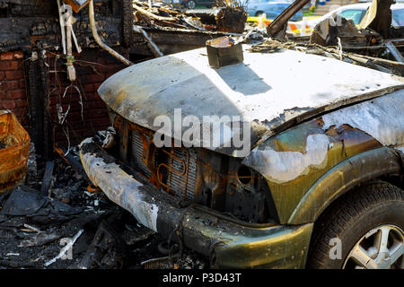 La voiture après l'incendie. Voiture brûlée avec un capot ouvert. Carcasse de voiture brûlée moteur après un incendie Banque D'Images