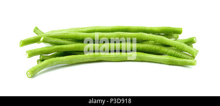 Mètre de long bean, un tas de pois fraîchement cueillis isolated on white Banque D'Images