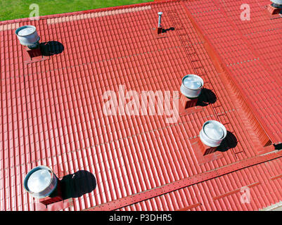 L'équipement de climatisation sur le toit du bâtiment industriel moderne. Vue aérienne Banque D'Images