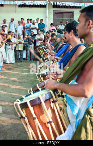 COCHIN, INDE - 03 février : batteurs et un autre musicien sur le festival annuel au Temple de Siva, le 03 février. L'année 2009. Cochin, Kerala, Inde. Banque D'Images