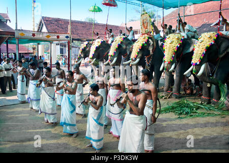 COCHIN, INDE - 03 février : Musicien soufflant une flûte sur le festival annuel au Temple de Siva, le 03 février. L'année 2009. Cochin, Kerala, Inde. Banque D'Images