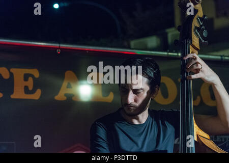 Rome, Italie. 15 Juin, 2018. Le ténor saxophoniste de jazz Max Ionata a effectué sur 15/6/2018 dans l'emplacement de l'étude ATAC, Pôle Musée utilisé pour l'occasion comme un espace musical, inaugurant la 'Summer au Polo", actif jusqu'au 20 juillet 2018. Avec lui sur scène Luca Mannutza au piano, Daniele Sorrentino à la contrebasse et Giovanni Campanella à la batterie. Paolo invité spécial Recchia sur saxophone alto. Daniele Sorrentino Crédit : Leo Claudio De Petris/Pacific Press/Alamy Live News Banque D'Images