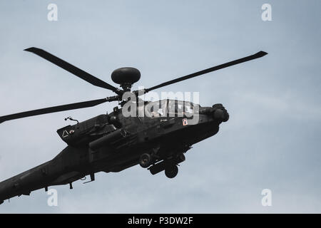 L'armée américaine d'un hélicoptère Apache AH-64 Groupe de combat avec la Pologne, fournit l'appui aérien pour les soldats polonais avec 15e Brigade mécanisée, au cours d'un exercice de démonstration de la létalité pour Puma 2 Groupe de combat avec la Pologne à Bemowo Piskie Domaine de formation, la Pologne le 15 juin 2018 dans le cadre de la grève 18 Sabre. L'exercice de cette année, qui se déroulera du 3 au 15 juin, des tests des alliés et des partenaires de 19 pays sur la capacité de travailler ensemble pour prévenir les agressions dans la région et d'améliorer la capacité de chaque unité d'effectuer leur mission. (U.S. Photo de l'armée par la CPS. Hubert D. Delany III /Mobile d'affaires publiques 22 Banque D'Images