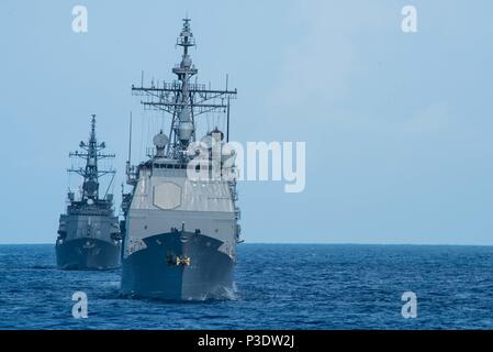 180615-N-OY799-0022 MER DES PHILIPPINES (15 juin 2018) Les navires de la Marine américaine, de la marine indienne et le Japon d'autodéfense maritime (JMSDF) à voile en formation au cours de l'exercice 2018 de Malabar. MMalabar est conçu à l'avance de militaires à militaires dans un environnement multinational de coordination entre les États-Unis, le Japon et les forces maritimes de l'Indien. (U.S. Photo par marine Spécialiste de la communication de masse 2e classe Kenneth Abbate/libérés) Banque D'Images