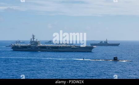 180615-N-VI515-648 MER DES PHILIPPINES (14 juin 2017) Les navires de la marine indienne, le Japon d'autodéfense maritime (JMSDF) et la marine américaine au cours de la formation de la voile en 2018 Malabar. 2018 Malabar est le 22e version de l'exercice et la première fois qu'il a été hébergé au large de Guam. Malabar est conçu à l'avance de militaires à militaires dans un environnement multinational de coordination entre les États-Unis, le Japon et les forces maritimes de l'Indien. (U.S. Photo par marine Spécialiste de la communication de masse de la classe 3ème Erwin Jacob C. Miciano) Banque D'Images