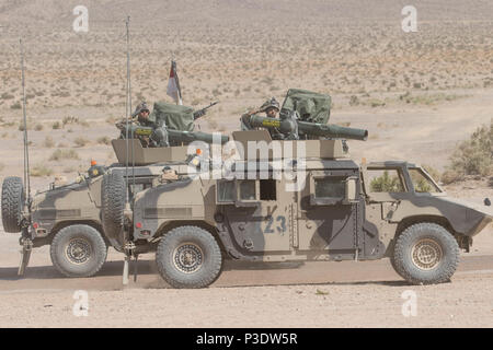 Chaque troupe dans le 11e Régiment de cavalerie blindée a rouleau en véhicules et saluer les commandants de brigade sortant, debout sur la Colline, Centre national de formation le 10 juin 2018. Cette action par les différentes unités symbolise la fin d'un chapitre pour les commandants de la 11e Régiment de cavalerie blindée et la loyauté et le respect qu'ils ont gagné. (U.S. Photo de l'armée par le Sgt. Justin Mai) Banque D'Images