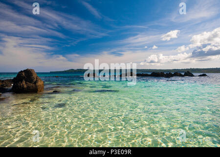 L'eau transparente à la petite île Granito de Oro dans le parc national de Coiba, la côte Pacifique, la province de Veraguas, République du Panama. Banque D'Images