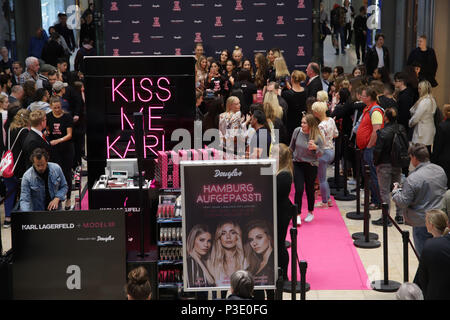 Kiss Me Karl influenceur Collection pour Douglas avec humeur : où : Hambourg, Allemagne Quand : 17 mai 2018 Credit : Becher/WENN.com Banque D'Images