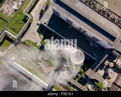 Vue aérienne de l'un seul tuyau de l'usine à partir de laquelle la fumée provient de l'air polluants Banque D'Images