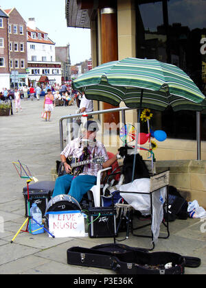 LIVE MUSIC - Un homme et son chien - musicien ambulant joue pour les touristes et les habitants à Whitby, North Yorkshire, UK Banque D'Images