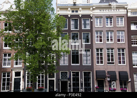 Le style distinctif de l'architecture trouvés par les canaux d'Amsterdam, Hollande Banque D'Images