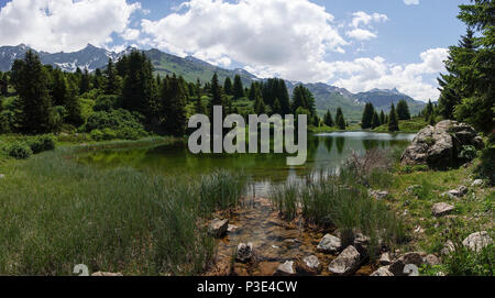 Lac de montagne idyllique paysage dans les Alpes Suisses Banque D'Images