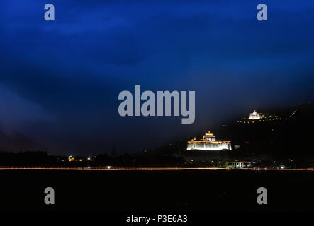 Le Dzong de Paro s'allume à ce beau monument de nuit avec des sentiers de véhicules légers Banque D'Images