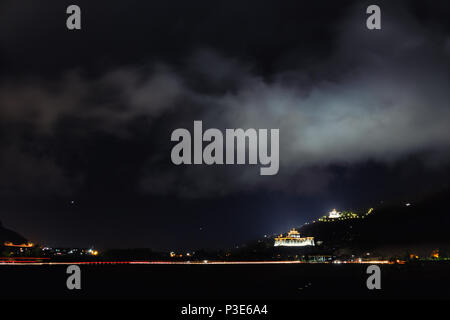 Le Dzong de Paro s'allume à ce beau monument de nuit avec des sentiers de véhicules légers Banque D'Images