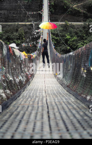 Le pont suspendu long fou construit plus de pho chhu river dans Punakha Banque D'Images