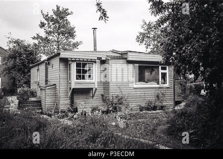 Lits en bois recouvert de caravane statique pour qu'il ressemble à une cabane, Medstead, Alton, Hampshire, Angleterre, Royaume-Uni. Banque D'Images