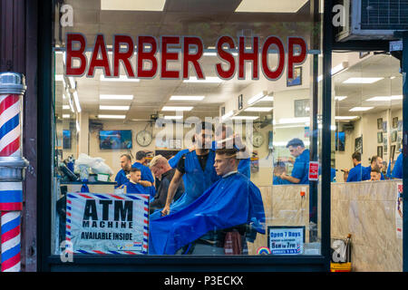 Des gens qui se sont fait couper les cheveux dans un salon de coiffure Banque D'Images