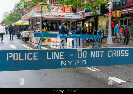 La police n'a pas contre la barricade Banque D'Images