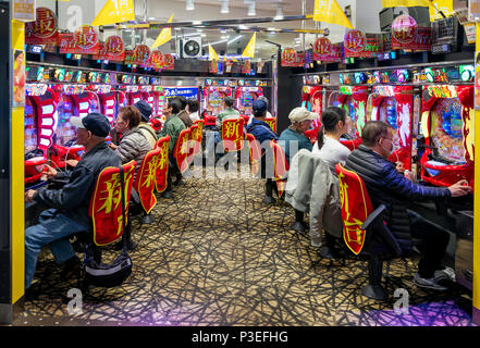 Les joueurs dans une salle de pachinko, Tokyo, Japon Banque D'Images