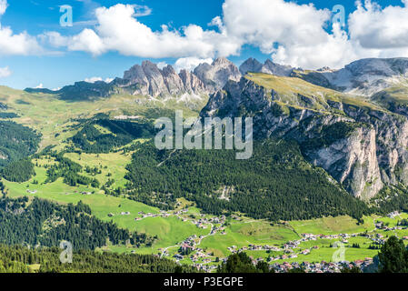 Randonnées et trekking dans les magnifiques montagnes des Dolomites, Italie Banque D'Images