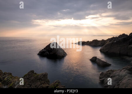 Bien briser les nuages au-dessus de la mer sur la côte ouest d'Anglesey, près de conseil informatique, Pays de Galles, Royaume-Uni Banque D'Images