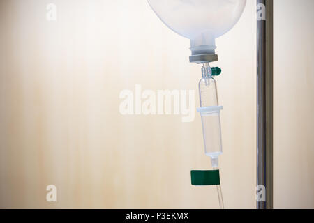 Close up saline solution pour perfusion pompe à perfusion et patient à l'hôpital, avec copie espace mur en bois au fond d'Accueil pour VIP de luxe. Banque D'Images