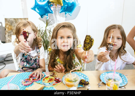 Décorations anniversaire fille. table avec des gâteaux, des boissons et des parties de gadgets. Banque D'Images