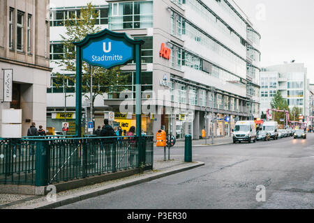 Berlin, Allemagne 15 Février 2018 : Signe de l'entrée du métro. La station de métro souterrain Banque D'Images