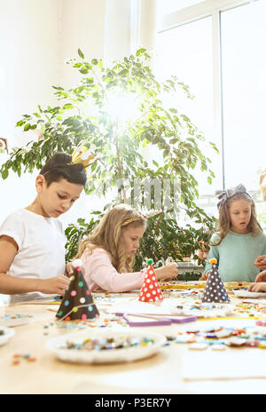 La mosaïque art puzzle pour les enfants, aire de jeu créatif. Les mains jouent à mosaïque table. Multi-couleur coloré détail près. La créativité, Banque D'Images