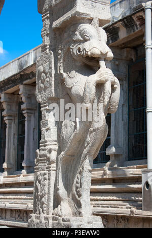 Sculptures en pierre sur pilier en temple hindou Sri Meenakshi à Madurai, Tamil Nadu, Inde Banque D'Images