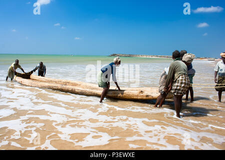 KANYAKUMARI, INDE - Le 15 janvier : les pêcheurs apportant leur bateau traditionnel à la rive du village près de Kanyakumari, 15 janvier. 2009, Tamil Nadu, Banque D'Images