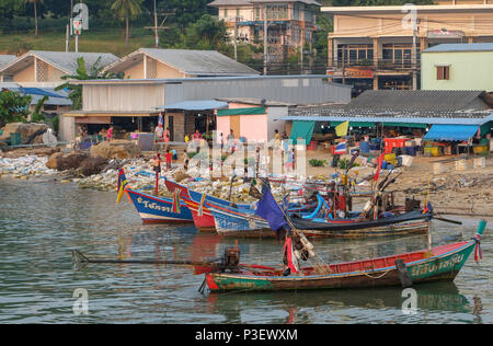 Koh Samui, Thaïlande, Côte Est Baan Hua Thanon. Un village de pêcheurs musulmans. Bateaux amarrés dans le port Banque D'Images