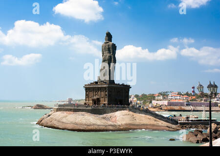 Thiruvalluvar statue sur la petite île près de Kanyakumari, point le plus au sud de l'Inde où deux océans se rejoignent Banque D'Images