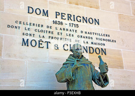 Dom Perignon (1638 - 1715) le moine bénédictin français qui a apporté des contributions importantes à la production et la qualité des vins de champagne. Banque D'Images