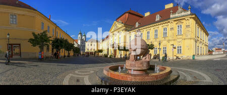 L'Orb au milieu de la place de l'Hôtel de ville avec le palais épiscopal et l'église cistercienne.Dakar était la capitale de la Hongrie au Moyen Âge Banque D'Images