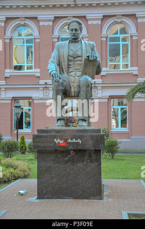 Memed Abachidzé statue et la Cour constitutionnelle de Géorgie, dans la vieille ville de Batumi, Géorgie. Memed Abachidzé fut un homme politique géorgien, écrivain. La statue Banque D'Images