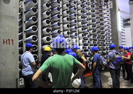 Usine de dessalement. Les visiteurs se tiennent près d'une banque de filtres à membranes d'Osmose Inverse. Cette installation permet d'eau salée dans de l'eau potable en utilisant les Re Banque D'Images