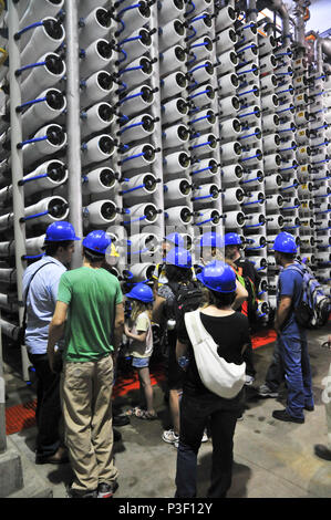 Usine de dessalement. Les visiteurs se tiennent près d'une banque de filtres à membranes d'Osmose Inverse. Cette installation permet d'eau salée dans de l'eau potable en utilisant les Re Banque D'Images