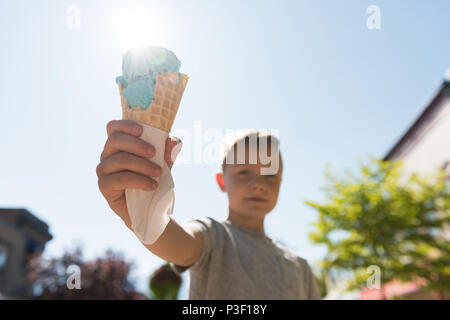 Boy holding a remporté deux fois la crème glacée Banque D'Images