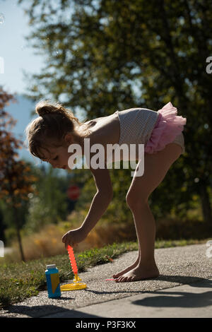 Cute girl Playing with bubble wand Banque D'Images