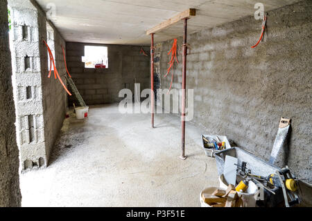 Le plâtrage, la reconstruction, l'étanchéité sous-sol ou une cave et des outils de travail. Construction d'une maison d'habitation à la cave ou sous-sol avec installation électrique Banque D'Images