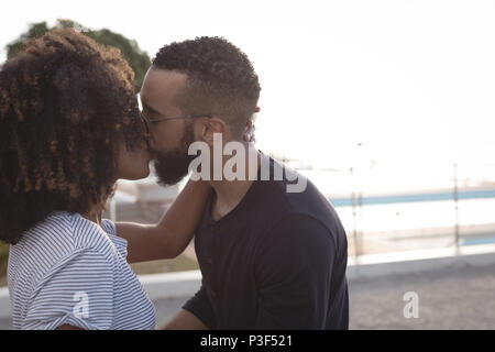 Chaque couple d'autres près de la plage Banque D'Images